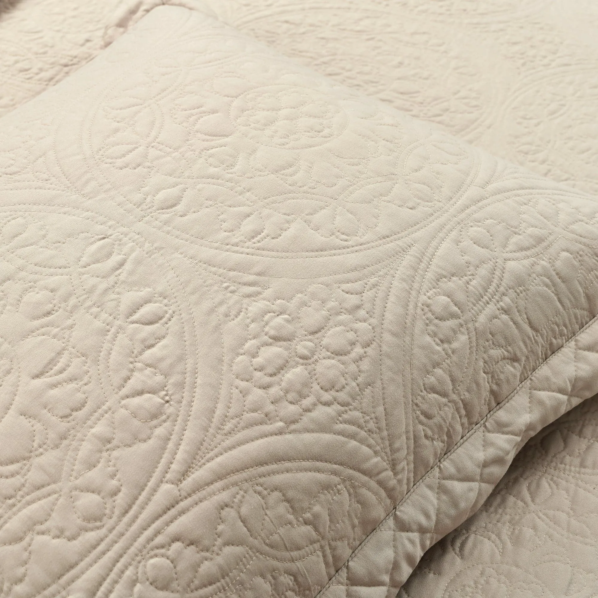 Medallion Scalloped Edge Oversized Bedspread Set