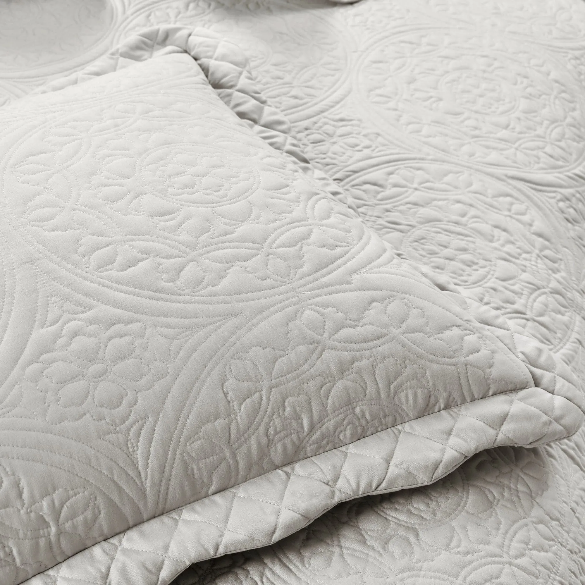 Medallion Scalloped Edge Oversized Bedspread Set